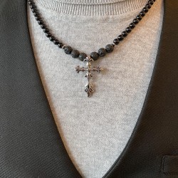 Collier noir avec croix