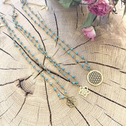 Trois jolies colliers avec de petites perles bleus ainsi que leurs magnifiques médaillons