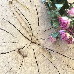 Une chaine en laiton doré accompagné de pierres naturelles aux multiples couleurs orné du médaillon graine de vie.