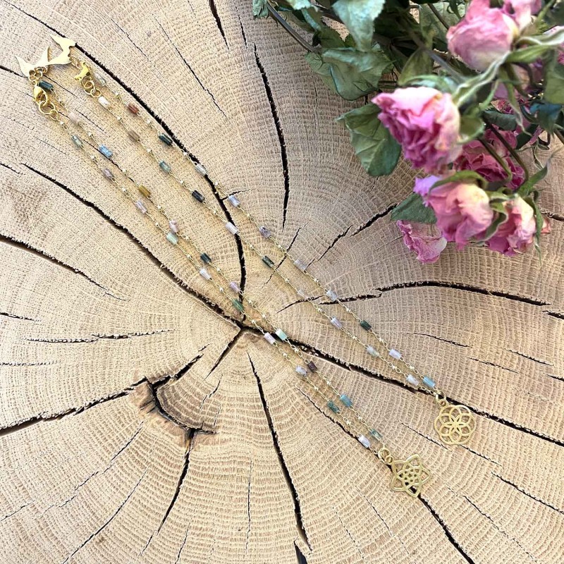 Succomber à la beauté de ce bijou en pierres naturelles avec un pendentif "Graine de vie" ou "Fleur de vénus" au choix !