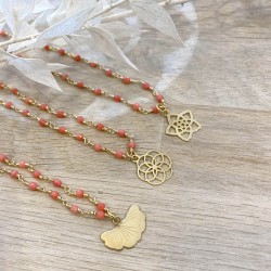 Collier doré avec perles...