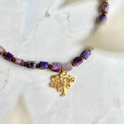 Collier violet en perles de Charoïte avec un arbre de vie doré