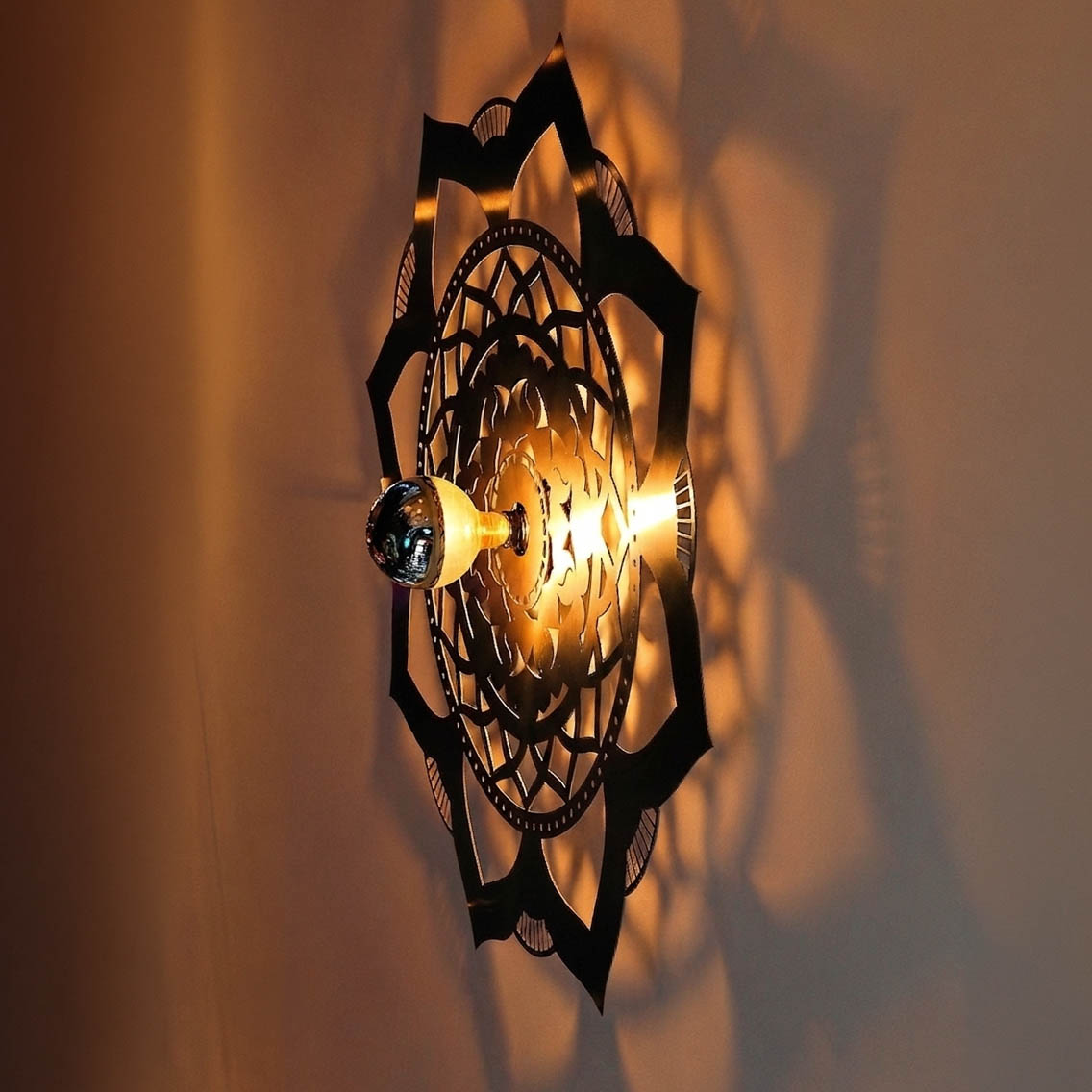 Applique Murale Mandala Design – Luminaire Artisanal en Aluminium – Fabrication Made in France (Annecy) Applique Murale Mandala Design – Luminaire Artisanal en Aluminium – Fabrication Made in France (Annecy)