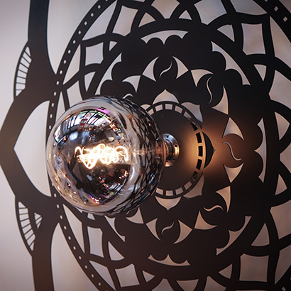 Applique Murale Mandala Design – Luminaire Artisanal en Aluminium – Fabrication Made in France (Annecy) Applique Murale Mandala Design – Luminaire Artisanal en Aluminium – Fabrication Made in France (Annecy)