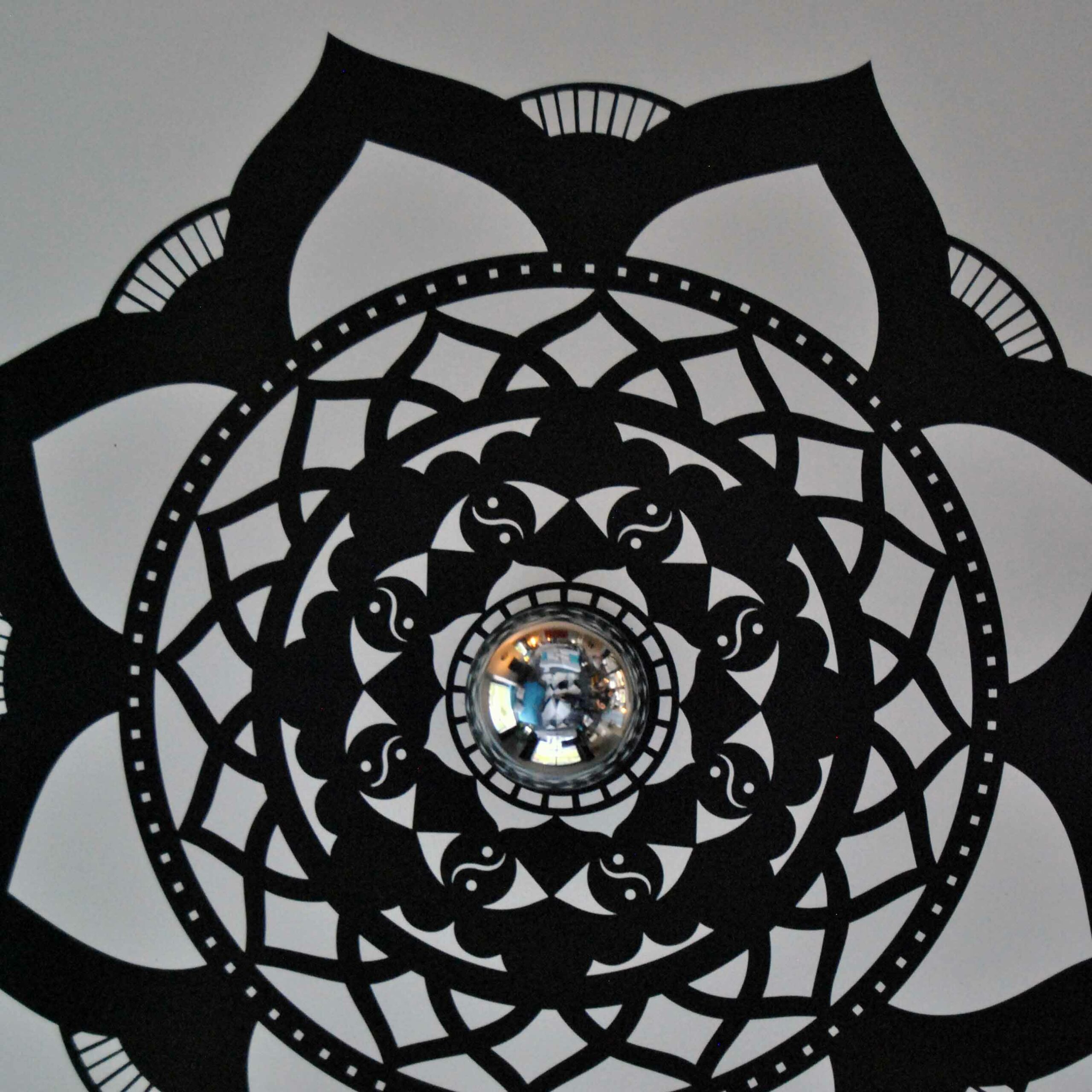 Applique Murale Mandala Design – Luminaire Artisanal en Aluminium – Fabrication Made in France (Annecy) Applique Murale Mandala Design – Luminaire Artisanal en Aluminium – Fabrication Made in France (Annecy)