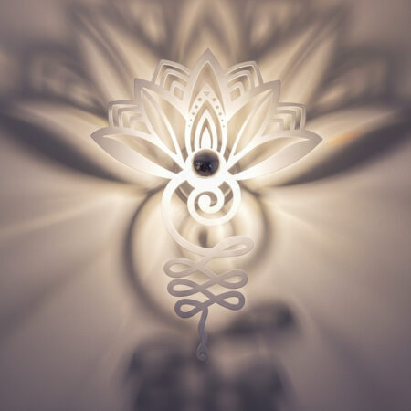 pplique murale Unalome Lotus IL-UMINE en aluminium blanche, symbole de spiritualité pour décoration cabinet de soins.