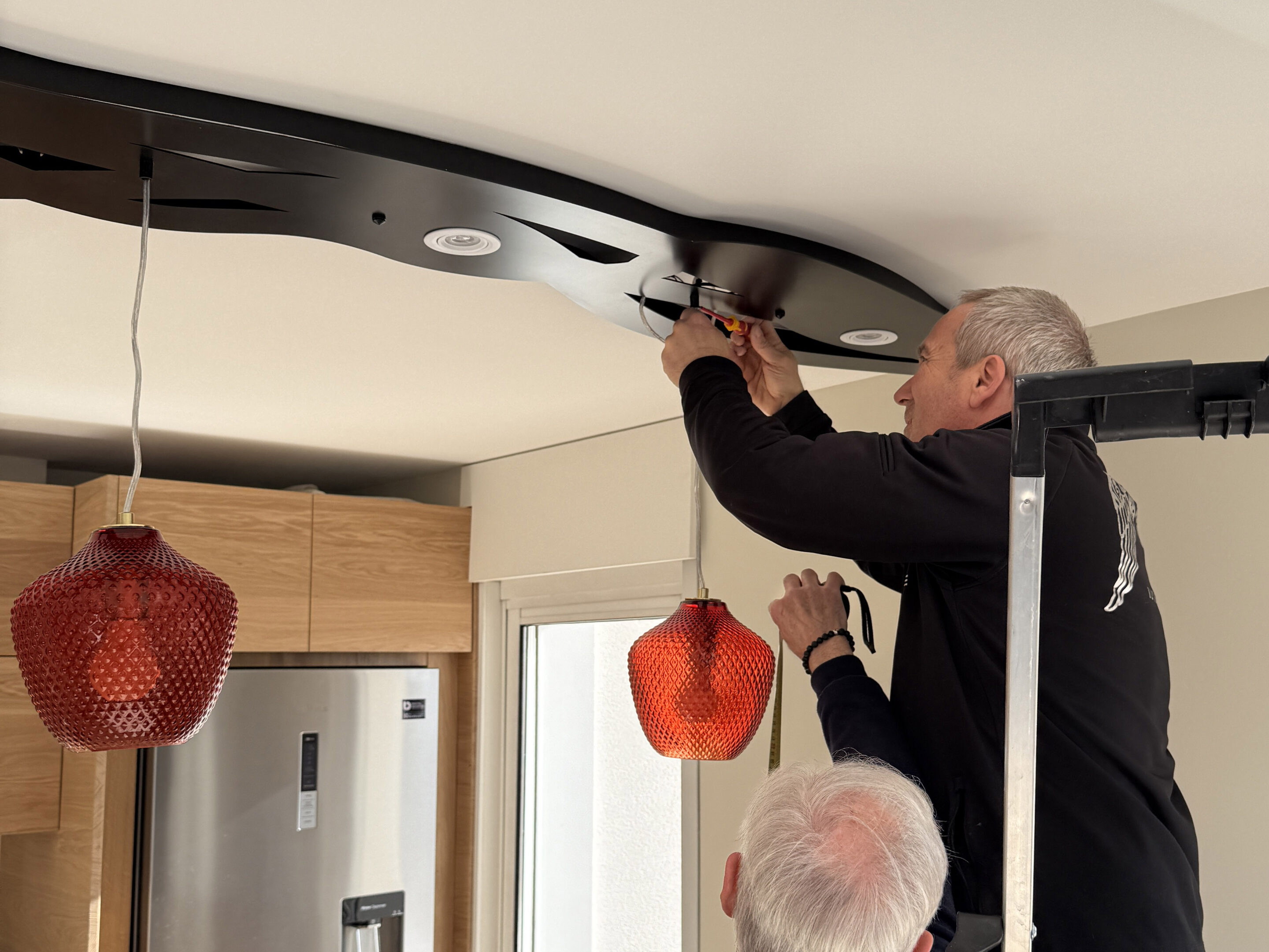 Suspensions Kapucines sur mesure pour une suite d’exception Cuisine suspension noir