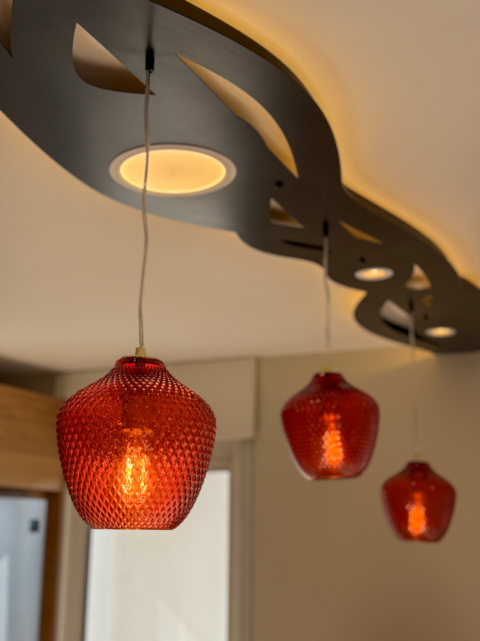 Suspensions Kapucines sur mesure pour une suite d’exception Luminaire cuisine noir et rouge