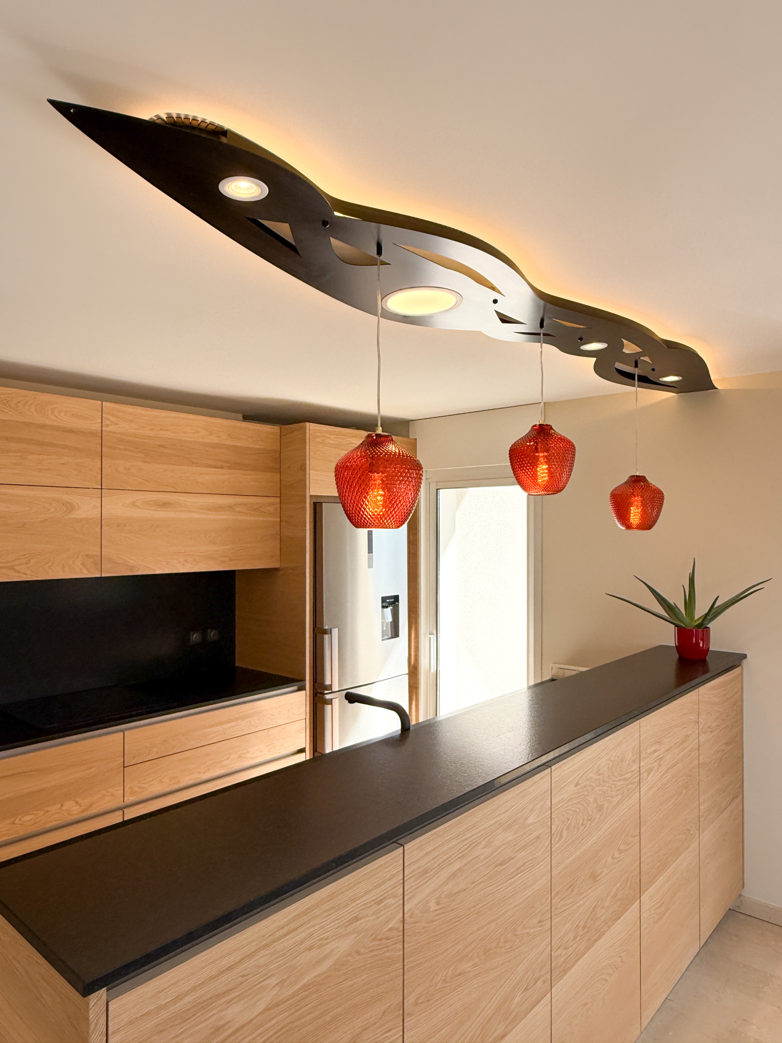 Suspensions Kapucines sur mesure pour une suite d’exception Luminaire noir cuisine