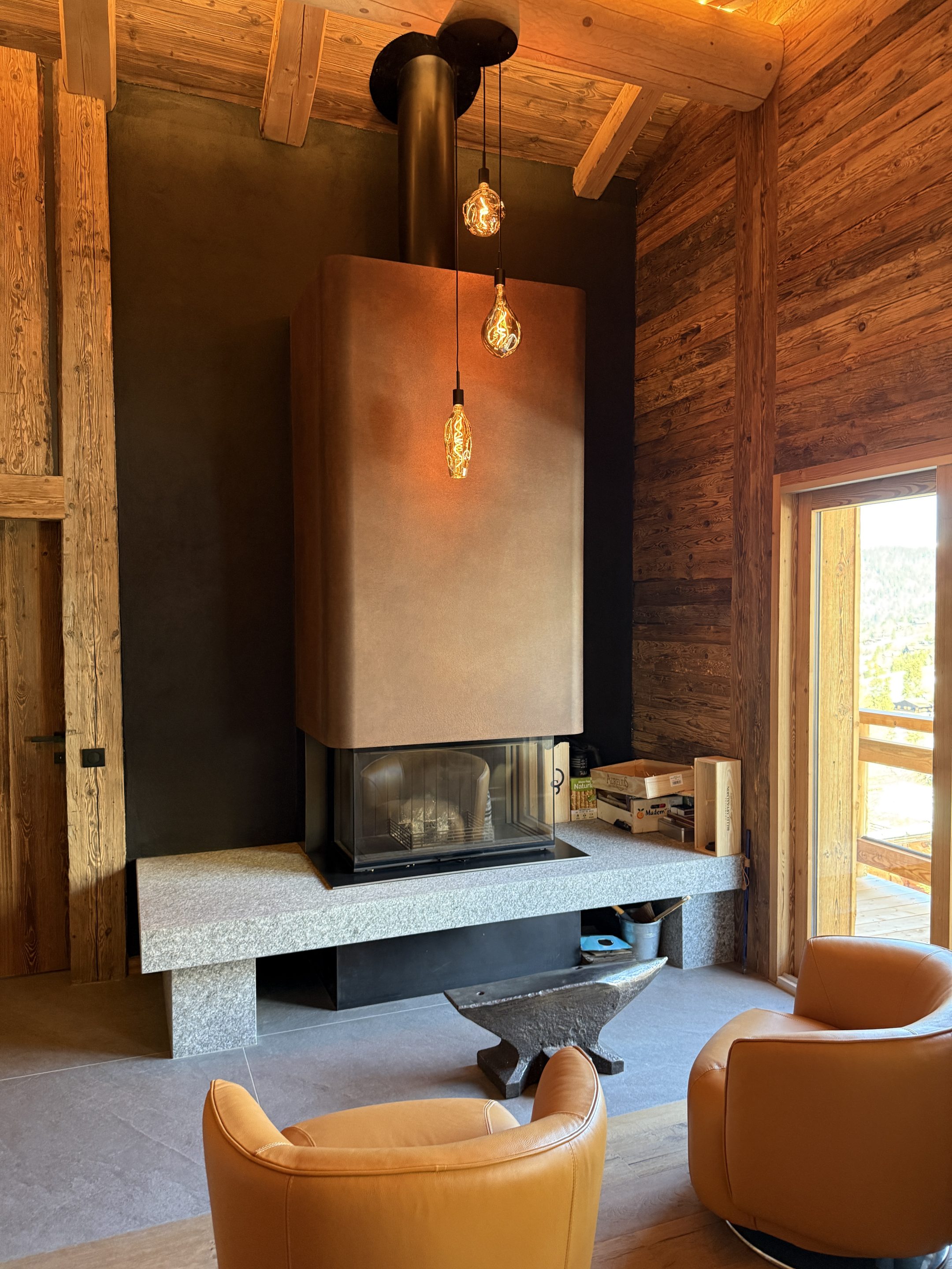 Mise en lumière cheminé chalet