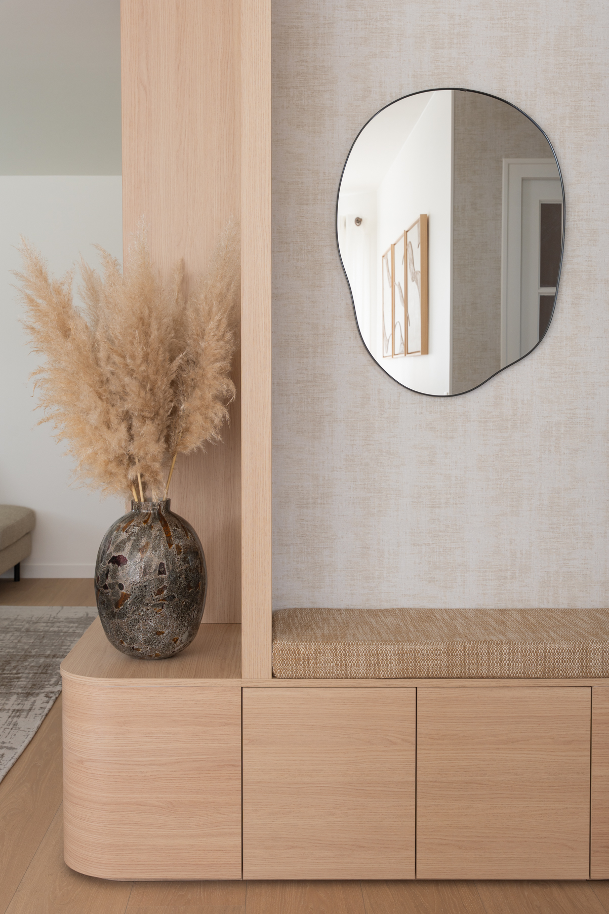 Agencement sur mesure bois bomea annecy Agencement sur mesure en bois clair avec miroir organique, réalisé dans le cadre du projet d'aménagement Lacuma par l'agence Boméa.