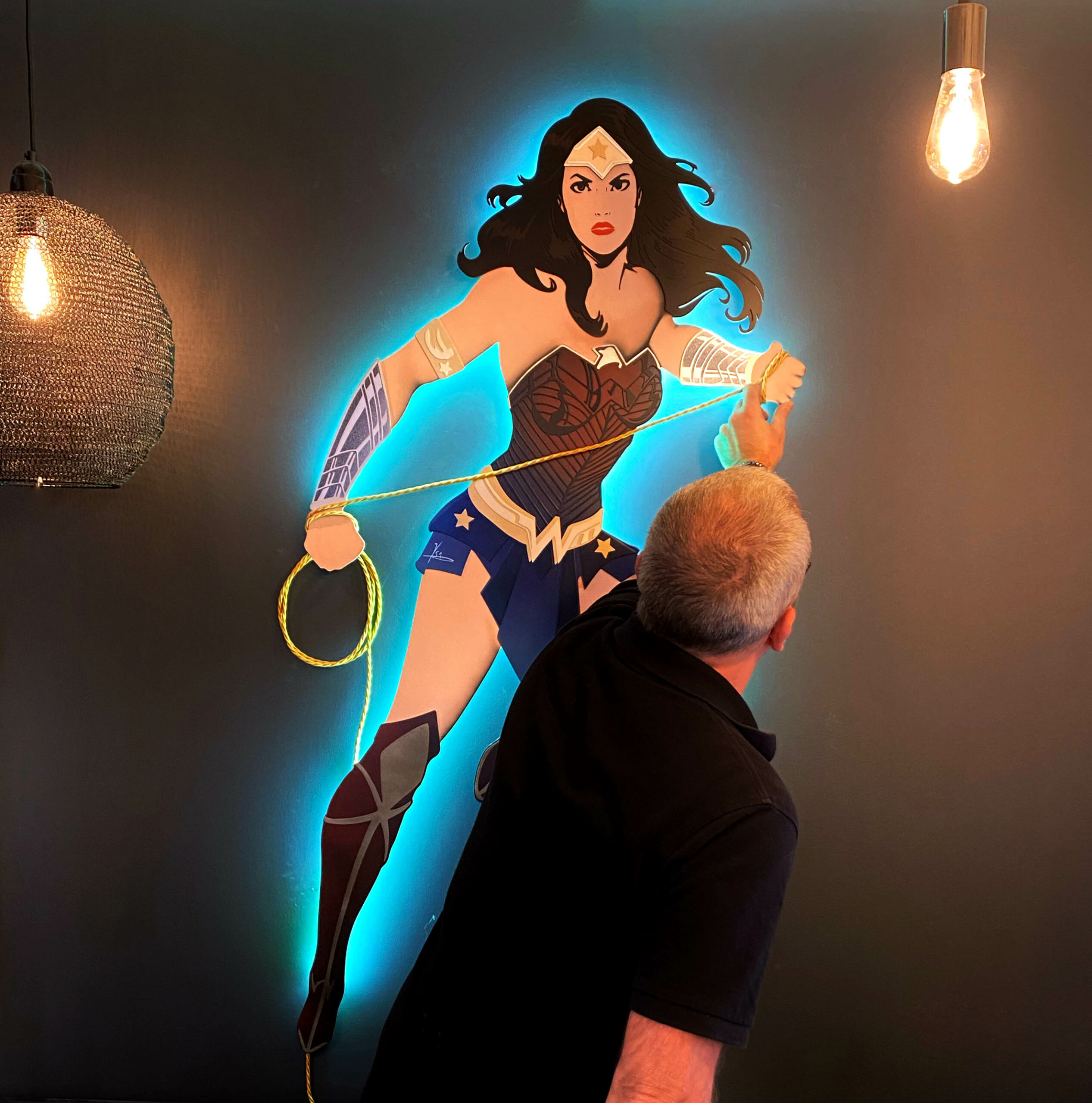 Wonder women installation Il-umine Effet de rétro-éclairage LED RVB coloré sur la sculpture Wonder Woman installée dans les locaux de l'entreprise Interface.
