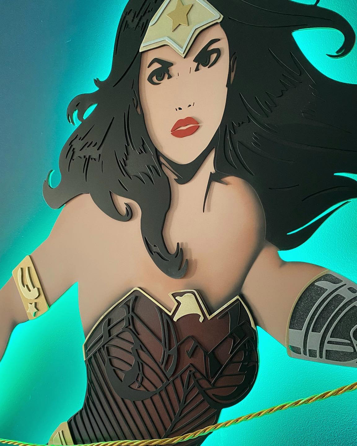 Details fabrication metal art wonder woman Gros plan sur les détails de découpe et de soudure du métal de l'œuvre Wonder Woman, nécessitant 40 heures de fabrication artisanale.