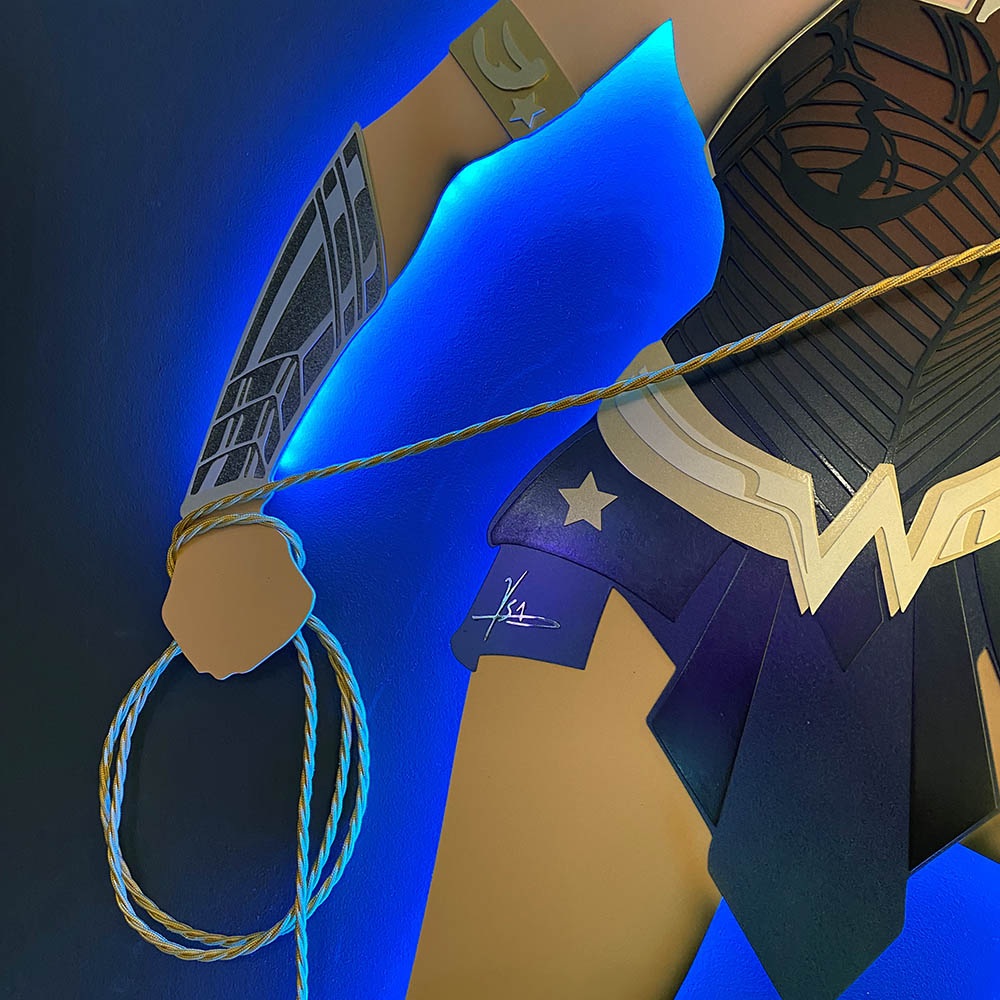 Lasso verite cable electrique orne wonder woman Câble d'alimentation électrique doré en forme de lasso de la vérité branché sur la sculpture Wonder Woman d'il-umine.
